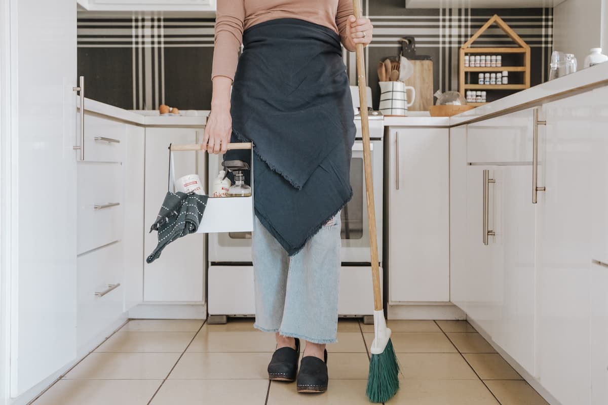 Entretien d'une cuisine : essuyage soigné du plan de travail