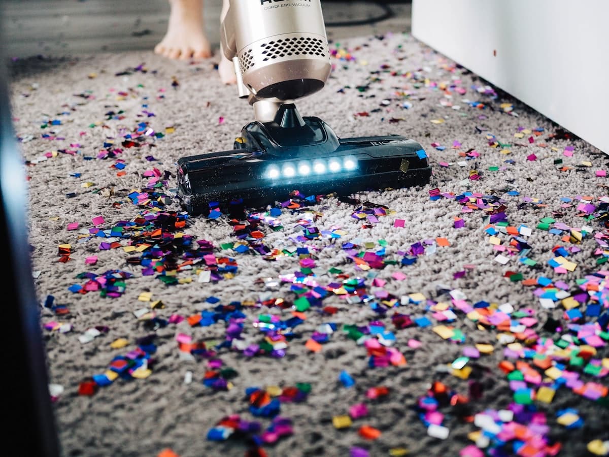 Passage de l'aspirateur sur un tapis de salon